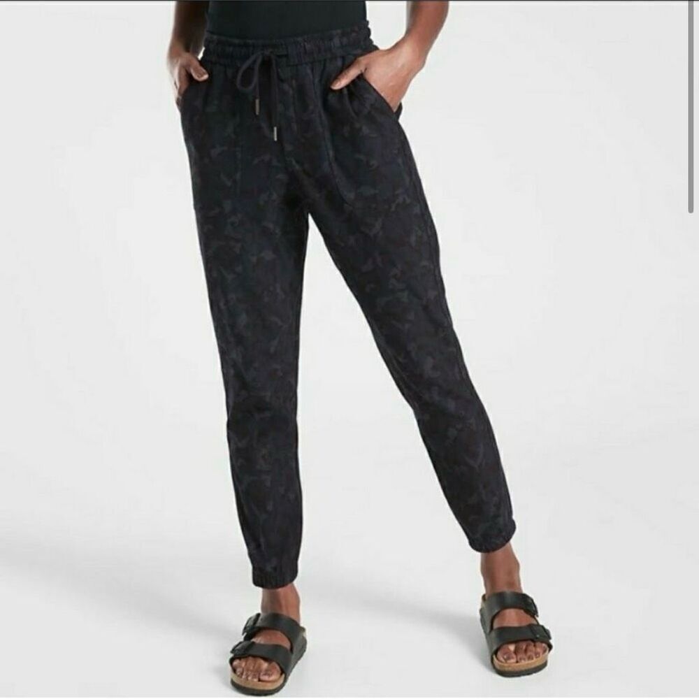 Athleta Black Camo Farallon Jogger 6P
